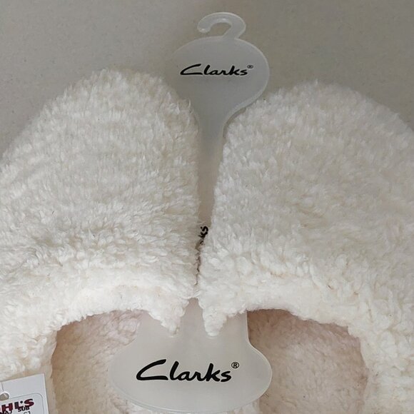 NEW Clarks White Fuzzy Slip-In Women's Slippers Size Small 6/7 - Picture 2 of 7